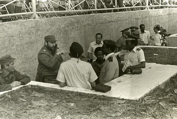 Fidel en la maniobra XX Aniversario del desembarco del yate Granma y de las Fuerzas Armadas Revolucionarias (FAR).