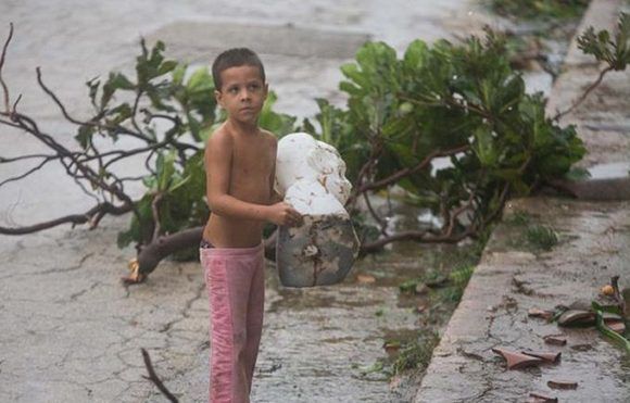 José Daniel tomó el busto en sus manos y salió corriendo para mantenerlo a salvo. Quizás esta es la imagen más compartida en las redes sociales sobre el paso del huracán Irma por Cuba. Foto: Yander Zamora/ Granma.