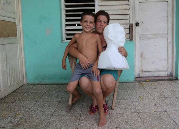 José Daniel junto a su madre, quien le ayudó a rescatar a Martí. Foto: Yander Zamora/ Granma.