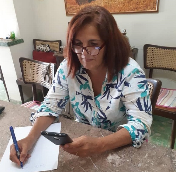 La sicóloga Matilde Molina Cintra, del Centro de Estudios Demográficos de la Universidad de La Habana, durante las sesiones en los grupos. Foto: Cortesía de la entrevistada.