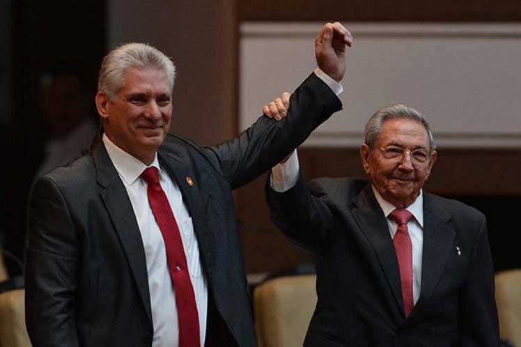 presidente de Cuba, Miguel Díaz-Canel junto a Raúl Castro.