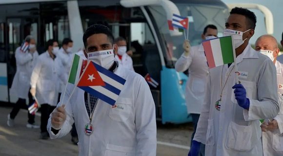 Medicos cubanos de la Brigada Henry Reeve