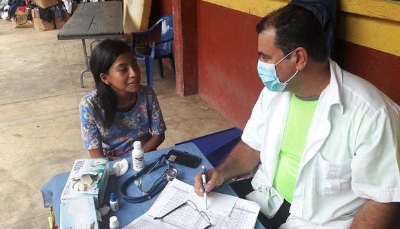 Médicos cubanos en Escuintla, Guatemala continúan en la lucha por la vida