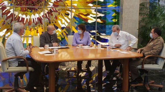 Explica la Ministra de Educación, que tomó la decisión de que una vez reiniciado el curso escolar se habilitarán 8 semanas para su culminación y preparación del próximo .