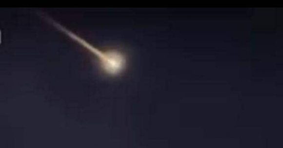 El meteorito de esta noche, visto desde un balcón en Moa, Holguín. Foto: Gerardo Hernández/ Vía Twitter.