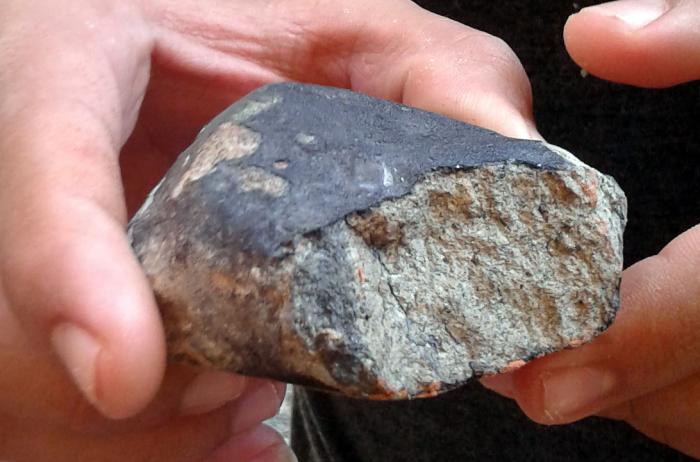  El meteorito había iniciado su viaje por el espacio 9,4 millones de años atrás, y completaba una órbita alrededor del sol en poco más de un año libretas. Foto: Ronald Suárez Rivas 