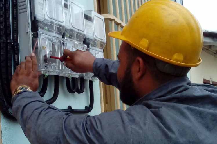 Trabajador eléctrico en Cuba