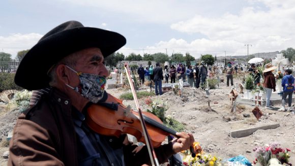 Un músico toca en el funeral de dos víctimas de coronavirus, Ecatepec de Morelos, 19 de junio, 2020. Foto: Henry Romero / Reuters.