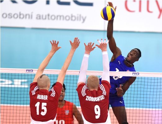 El cubano Miguel Angel López al ataque frente a Polonia. Foto: FIVB