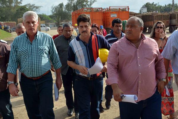 Díaz – Canel en recorrido por Manzanillo. Foto: ACN