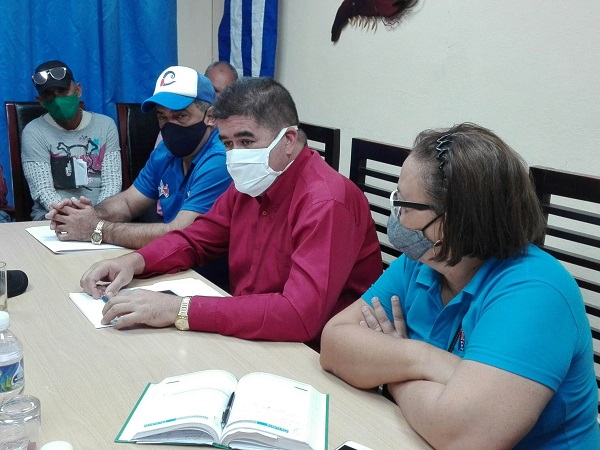 Ministro de la Industria Alimentaria recorre entidades del sector en Santa Cruz del Sur, Camagüey