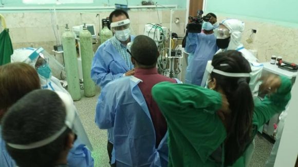 Portal Miranda visitó salas de la institución hospitalaria, intercambió con pacientes y familiares así como con profesionales de la salud que laboran en zona roja. Foto: Facebook/ DPS Granma.