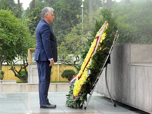 La primera actividad que hoy cumplió el Presidente cubano fue rendir homenaje a Ho Chi Minh en el mausoleo que guarda sus restos y ante el Monumento a los Héroes y Mártires de la Guerra. Foto: Estudios Revolución.