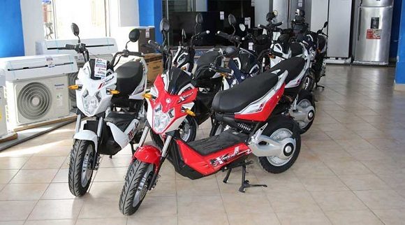 El precio de la moto eléctrica es de 999 USD y entre sus características destaca que cuenta con un peso de 94 kilogramos (kg), una capacidad de carga de 224 kg, freno delantero de disco y trasero de banda. Foto: ACN.