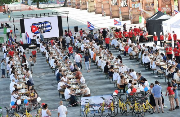 Médicos cubanos celebran con sus pacientes en Turín