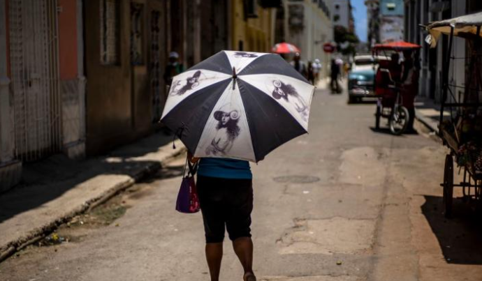 Una mujer se protege con un paraguas en La Habana, el 5 de julio de 2023. Foto AP