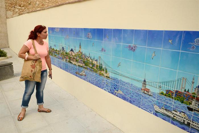 Mural de azulejos donado por la República de Turquía se suma a los atractivos que de por sí ya tiene esa zona de la parte más antigua de la ciudad Mural de azulejos donado por la República de Turquía se suma a los atractivos que de por sí ya tiene esa zona de la parte más antigua de la ciudad