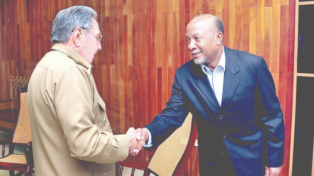 El primer secretario del Comité Central del Partido Comunista de Cuba, General de Ejército Raúl Castro Ruz, recibió este sábado al excelentísimo señor Nangolo Mbunda, vicepresidente de la República de Namibia