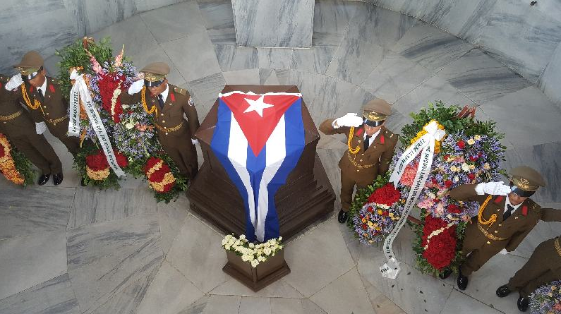 Raúl Castro y Díaz-Canel envían ofrendas florales a José Martí en aniversario de su caída en combate
