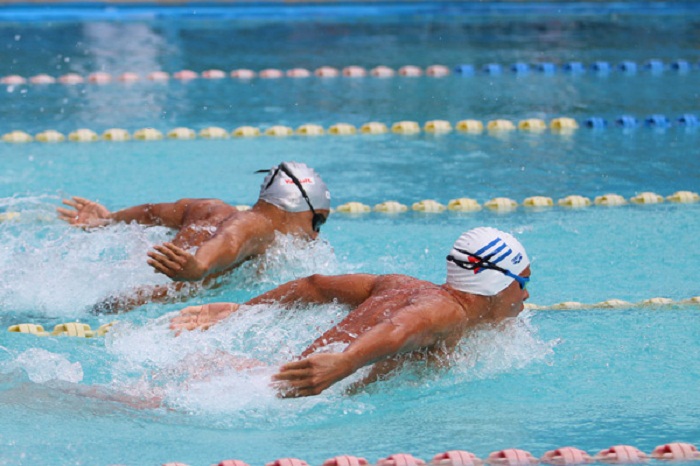 Dos atletas de natación