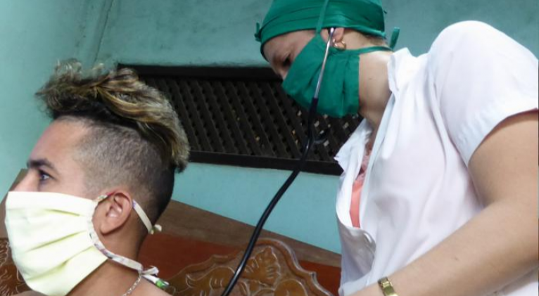 Doctora cubana ausculta a un paciente