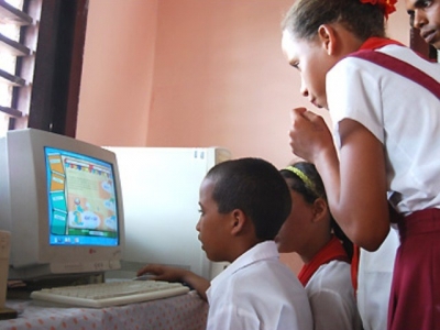 Estudiantes interactuando con una computadora