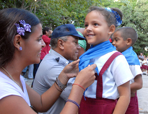 Pioneros cubanos en el primer día de su pañoleta azul