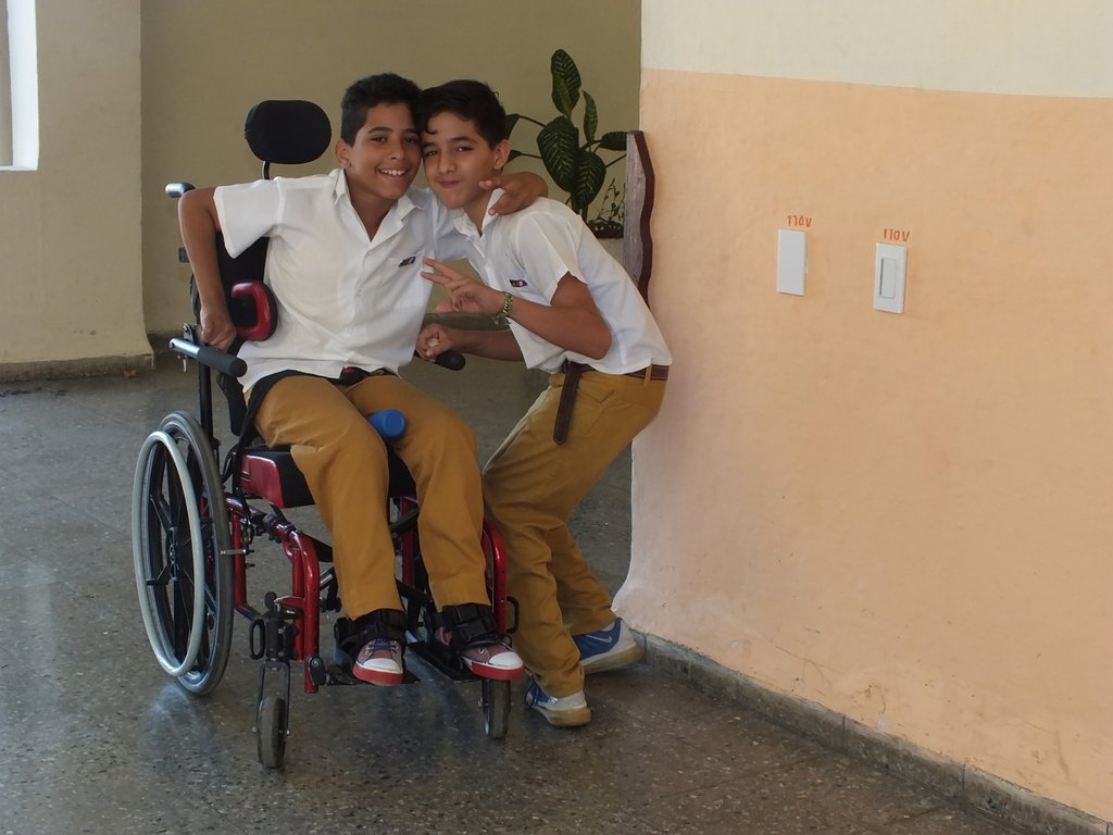 Niños discapacitados que reciben educación especial en escuela cubana.