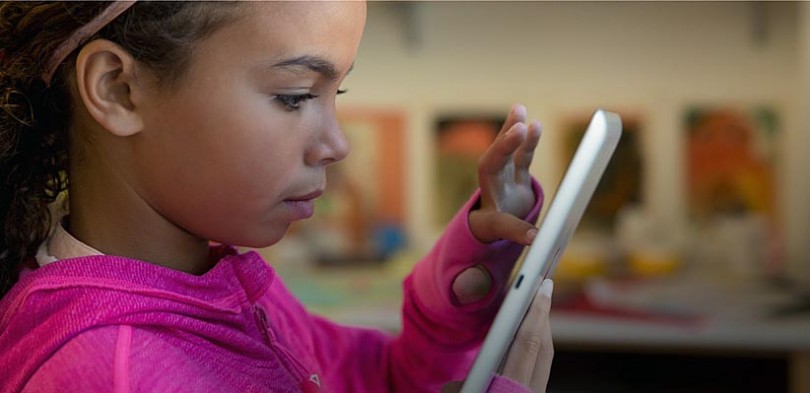 Niiña accediendo a un tablet