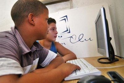 Niños cubanos en un Joven Club de computación