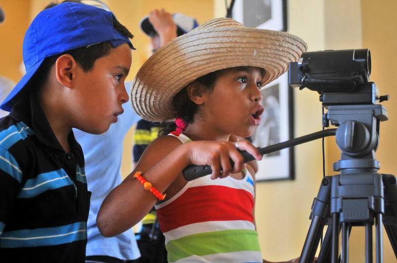 Niños con una cámara de filmación