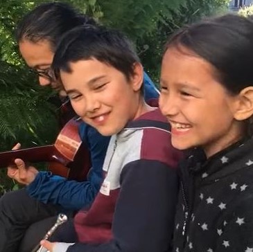 Niños que intepretan conmovedora versión de la habanera “Veinte Años” acompañados por su padre en la guitarra.