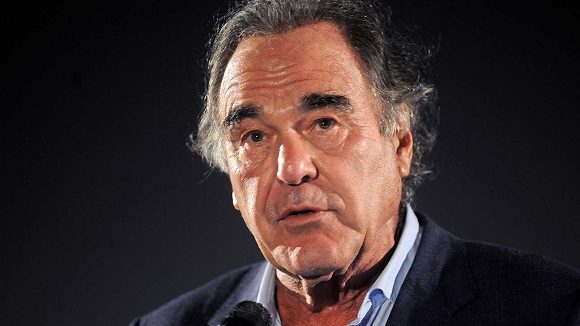 El cineasta Oliver Stone firmó la petición en línea para entregar el Nobel de la Paz a la brigada médica cubana Henry Reeve