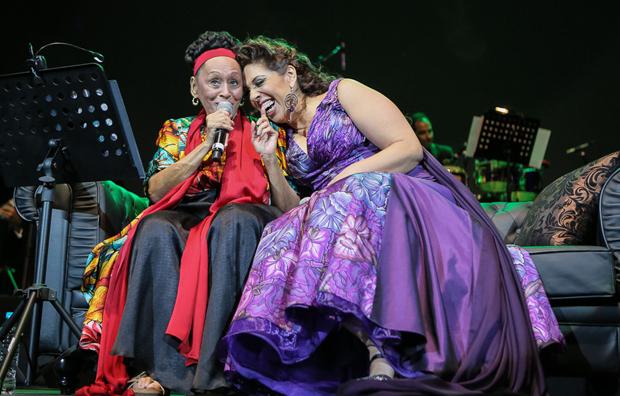 Diva cubana Omara Portuondo junto a la soprano y actriz Regina Orozco