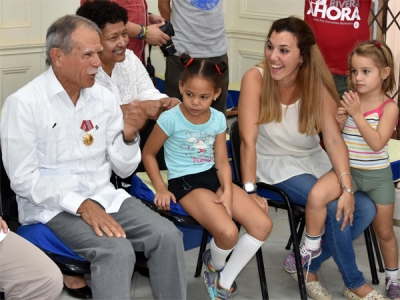 Patriota puertorriqueño Oscar López Rivera junto a los niños de La Colmenita