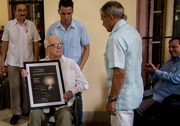 Armando Hart Dávalos junto a Oscar López Rivera, en la última aparición pública que hiciera el intelectual y político cubano, el 13 de noviembre de 2017, en el Instituto Cubano de Amistad con los Pueblos. Foto: Ismael Francisco/ Cubadebate.