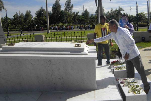 El independentista puertorriqueño Oscar López Rivera rinde homenaje a la Madre de Patria Mariana Grajales donde descasan sus restos, en el cementerio Santa Ifigenia de Santiago de Cuba, , Cuba, el 21 de noviembre de 2017. ACN FOTO/Miguel RUBIERA JUSTIZ