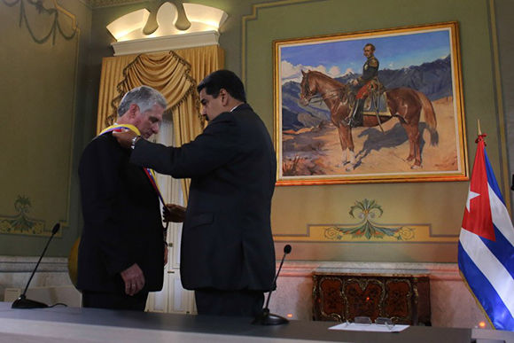 Presidente cubano Miguel Díaz-Canel recibió Orden Libertadores en su Primera Clase. Foto: @PresidencialVen/ Twitter.