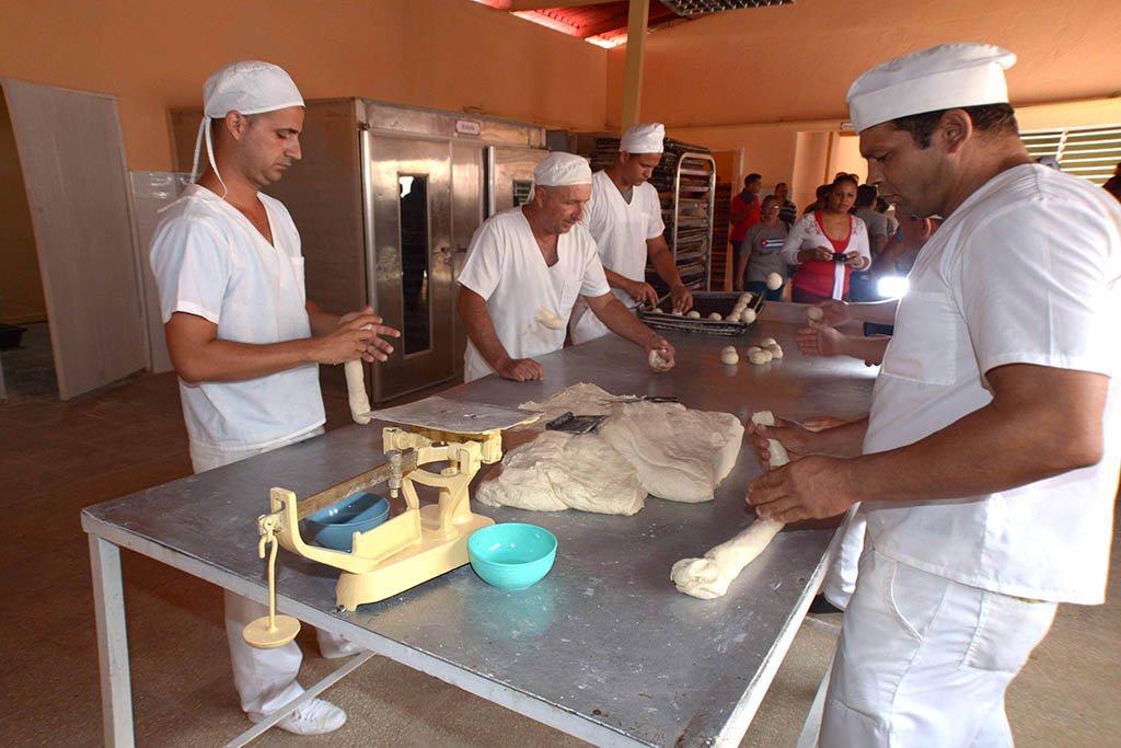 Panaderos en la confección de pan con base en harina de sorgo.