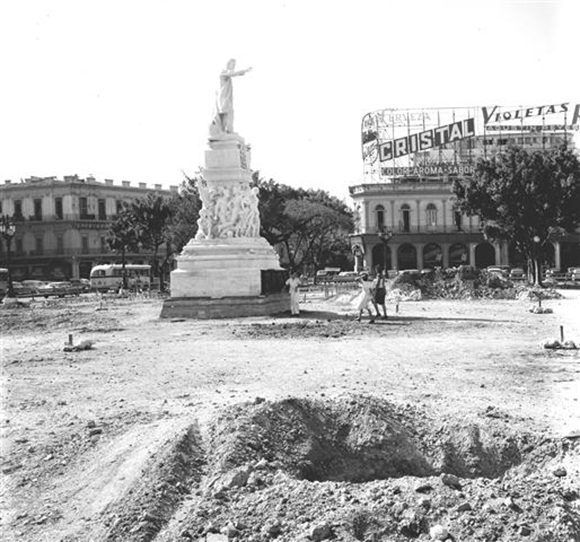 Las obras del arquitecto Eugenio Batista concibieron la demolición de los escalones alrededor de la estatua, para construir una nueva base de mármol blanco y piedras de Jaimanitas.. Foto tomada de Habana Radio.