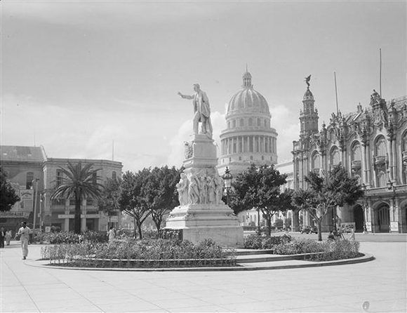 Fotografía de la estatua de José Martí en el Parque Central de La Habana en 1949 Foto tomada de Habana Radio.