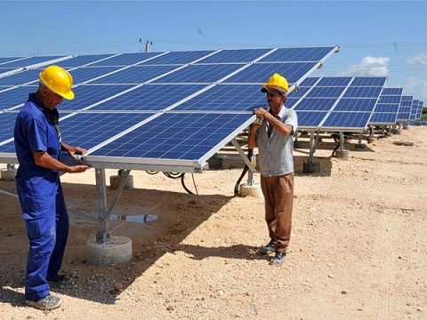 Trabajadores instalan paneles solares