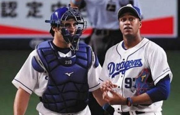 Los cubanos Ariel Martínez y Raidel Martínez en su debut en la Liga Profesional de Japón. Foto: Béisbol Japonés