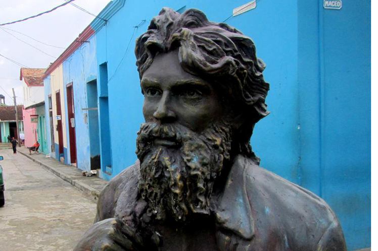 Singular escultura atrae a turistas en ciudad cubana