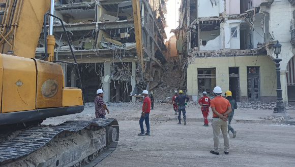 Continúan en el área entre el hotel y Prado 609 los trabajos de excavación y búsqueda de las víctimas que permanecen desaparecidas. Foto: Lissett Izquierdo Ferrer/ Cubadebate.