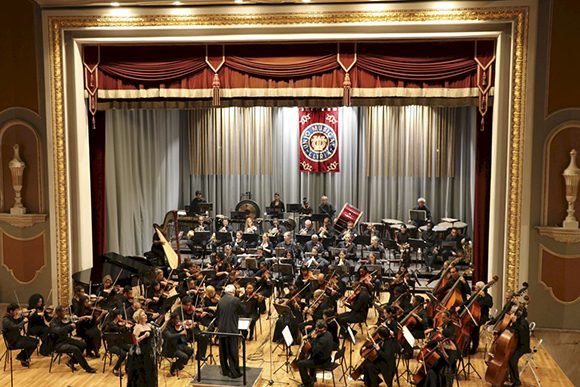 Teatro de la Unió Musical de Llíria acogió anoche el concierto protagonizado por la Orquesta Sinfónica Nacional de Cuba
