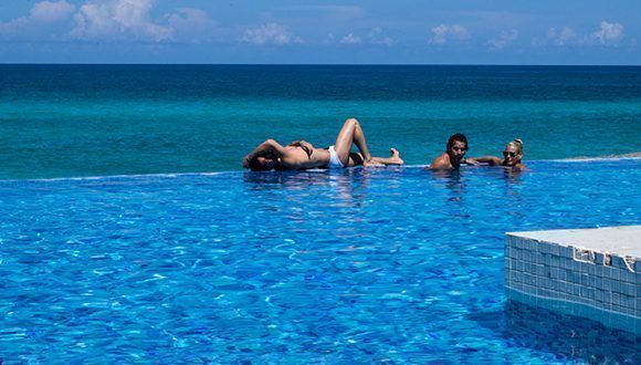 Vacacionistas disfrutan la piscina Infinity del Hotel Ocean Vista Azul, sábado 23 de septiembre de 2017