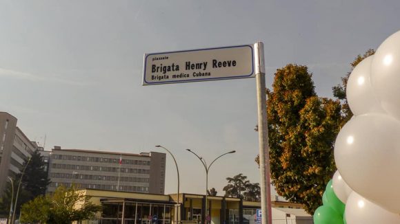 Titulan con el nombre de la brigada Henry Reeve plaza en la ciudad de Crema, Italia