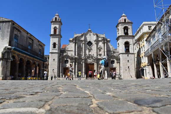 Las dos torres desiguales y la fachaba barroca de la Catedral la convierten en uno de los edificios con mayor valor patrimonial del Caribe. Foto: Lili Chang Las dos torres desiguales y la fachaba barroca de la Catedral la convierten en uno de los edificios con mayor valor patrimonial del Caribe. Foto: Lili Chang