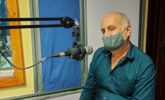 El periodista cubano Raúl Menchaca en El podcast de Cubadebate. Foto: Lissett Izquierdo Ferrer/ Cubadebate.